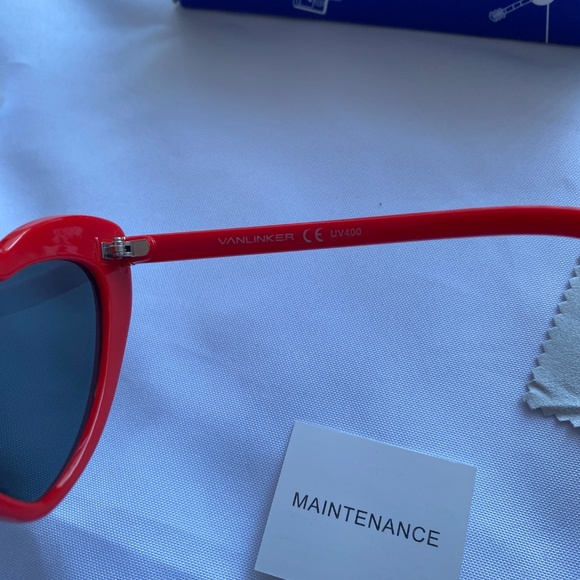 Red Heart Sunglasses - Picture 4 of 5